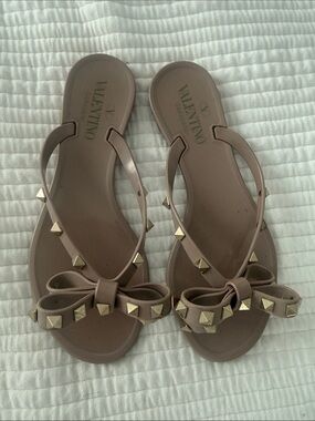 Valentino Studded Bow Jelly Thong Sandals in Taupe